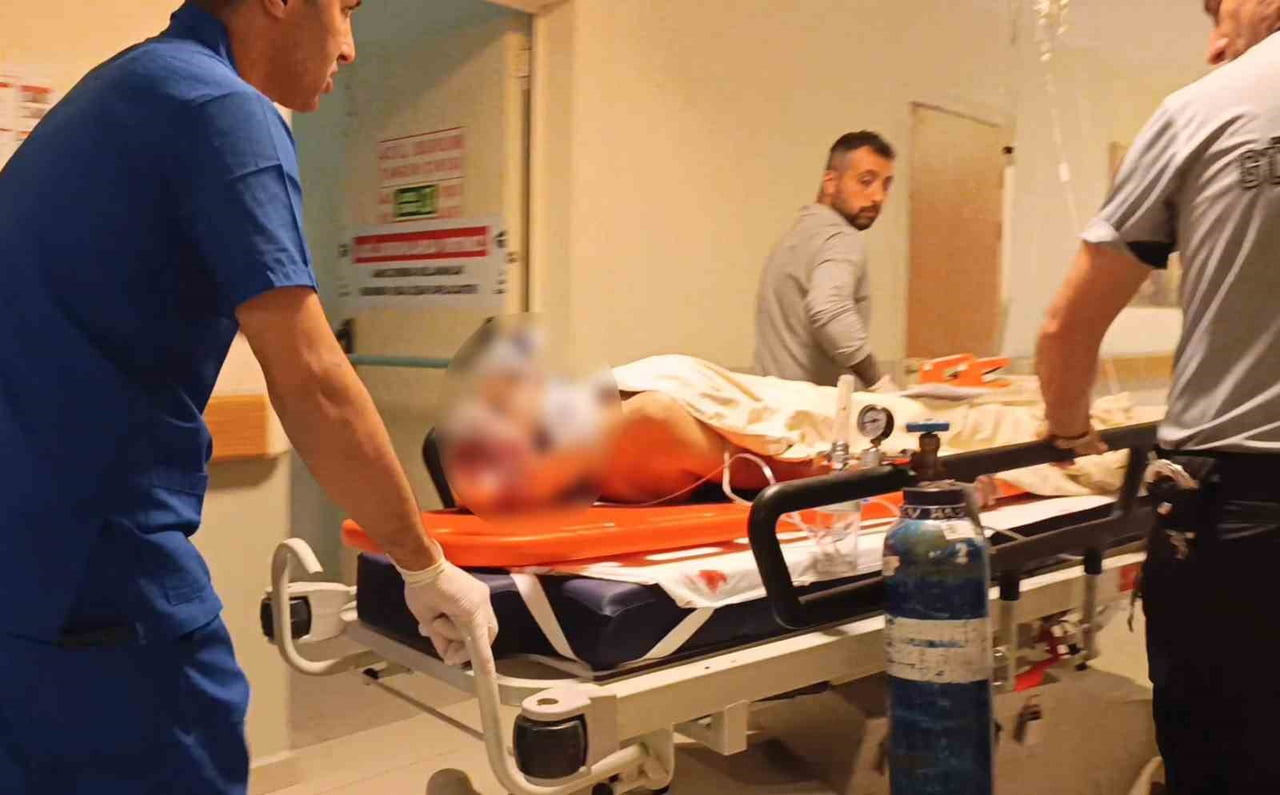 KAFASINA DEMİR PARÇASI DÜŞEN İŞÇİ AĞIR YARALANDI