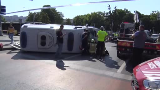 Kağıthane'de kontrolden çıkan ambulans devrildi