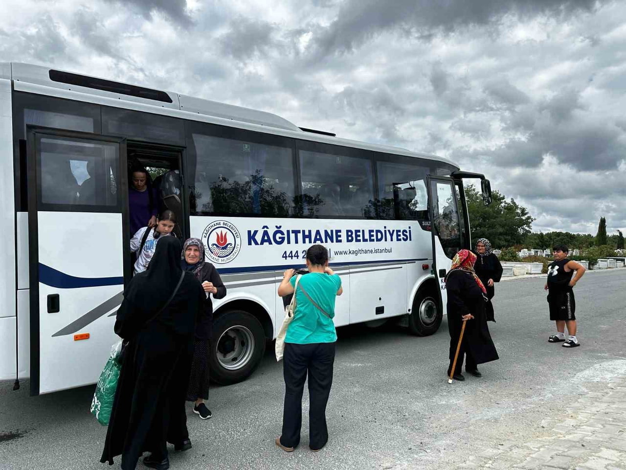 KAĞITHANE BELEDİYESİ, İLÇE SAKİNLERİNİN KABİR ZİYARETLERİNİ DAHA RAHAT GERÇEKLEŞTİREBİLMELERİ...