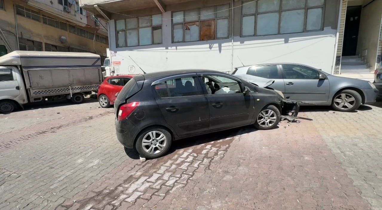 KAĞITHANE’DE PARK HALİNDE BULUNAN OTOMOBİL HENÜZ BELİRLENEMEYEN BİR SEBEPLE YOKUŞ AŞAĞI KAYDI VE...