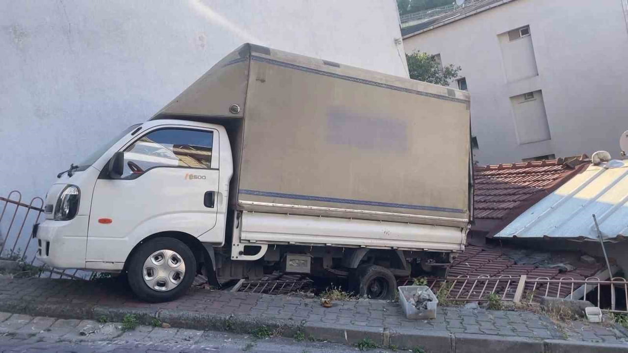 KAĞITHANE’DE, RAMPADAN YUKARI ÇIKTIĞI SIRADA SÜRÜCÜNÜN KONTROLÜNDEN ÇIKARAK GERİ KAYAN KAMYONET...
