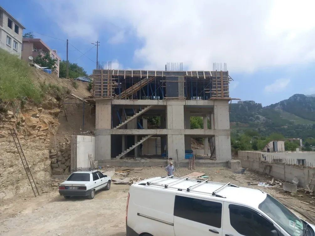 KAHRAMANMARAŞ'IN ANDIRIN İLÇESİNDE BİR İNŞAATTA ÇALIŞAN İŞÇİ, YÜKSEKTEN DÜŞMESİ SONUCU AĞIR...