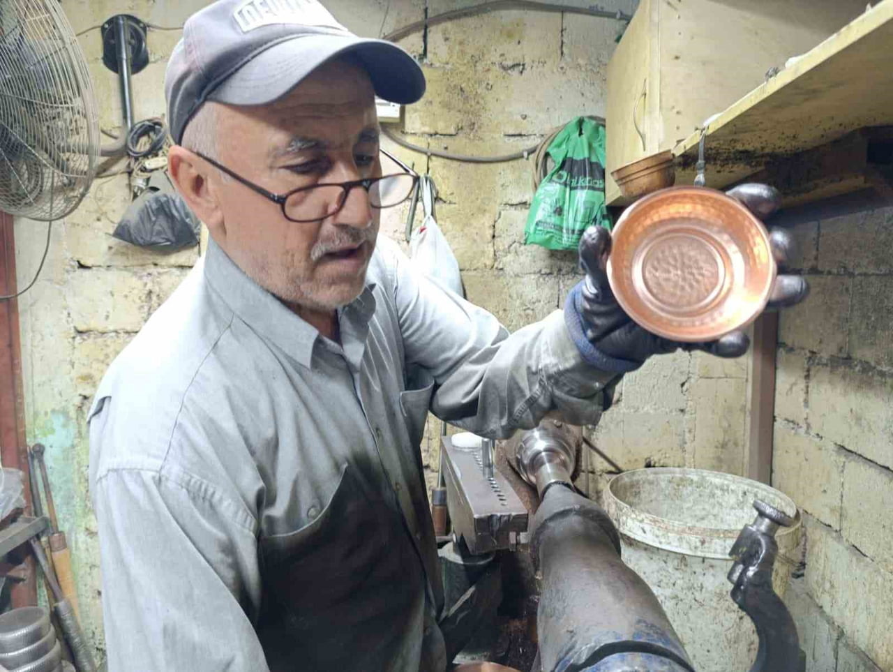 KAHRAMANMARAŞ'IN TARİHİ ÇARŞILARINDA FAALİYET GÖSTEREN USTALAR, BAKIRI DÖVEREK ŞEKİLLENDİRİYOR...