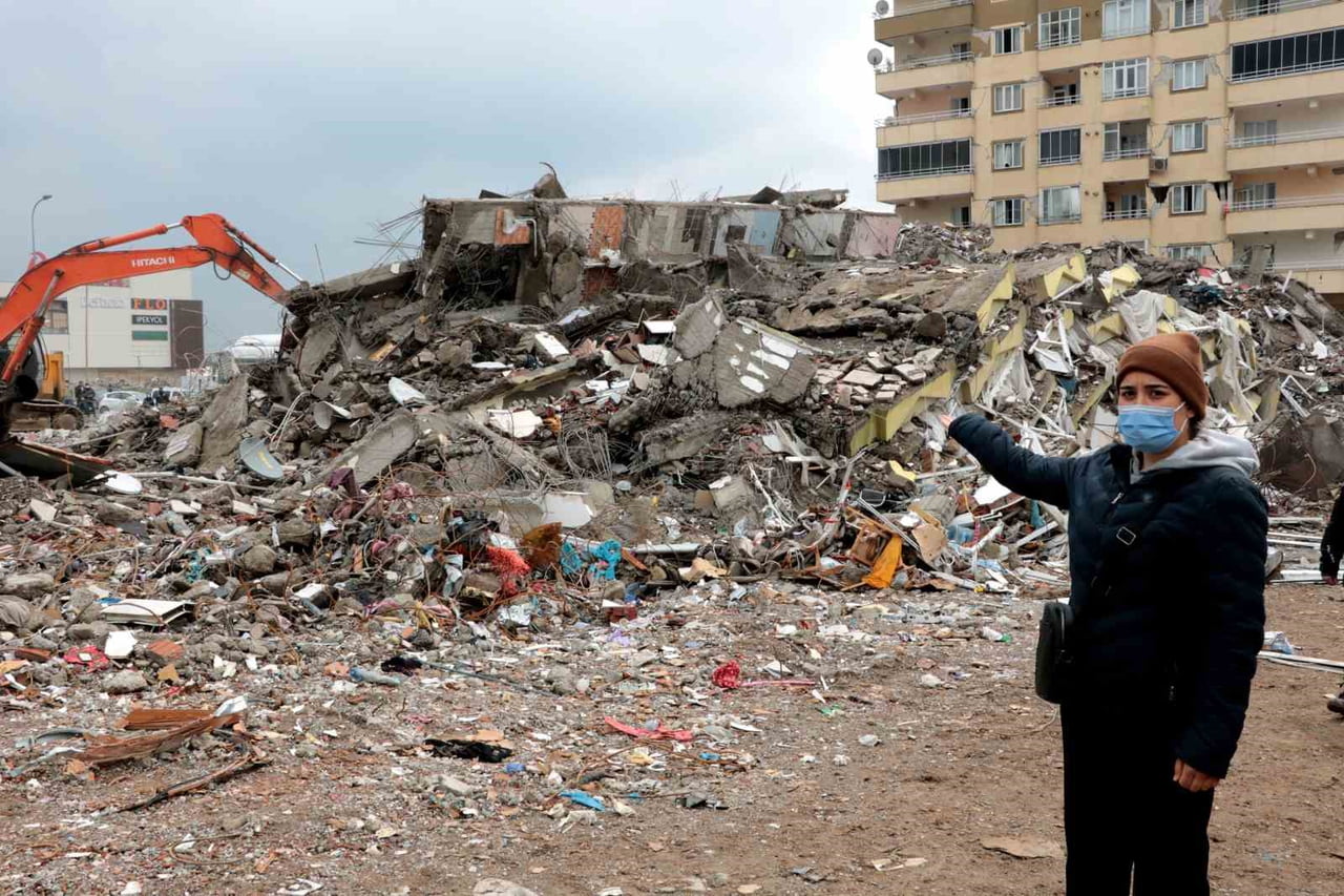 KAHRAMANMARAŞ'TA 6 ŞUBAT 2023 DEPREMLERİNDE YIKILARAK 76 KİŞİYE MEZAR OLAN EBRAR SİTESİ K BLOK'A...