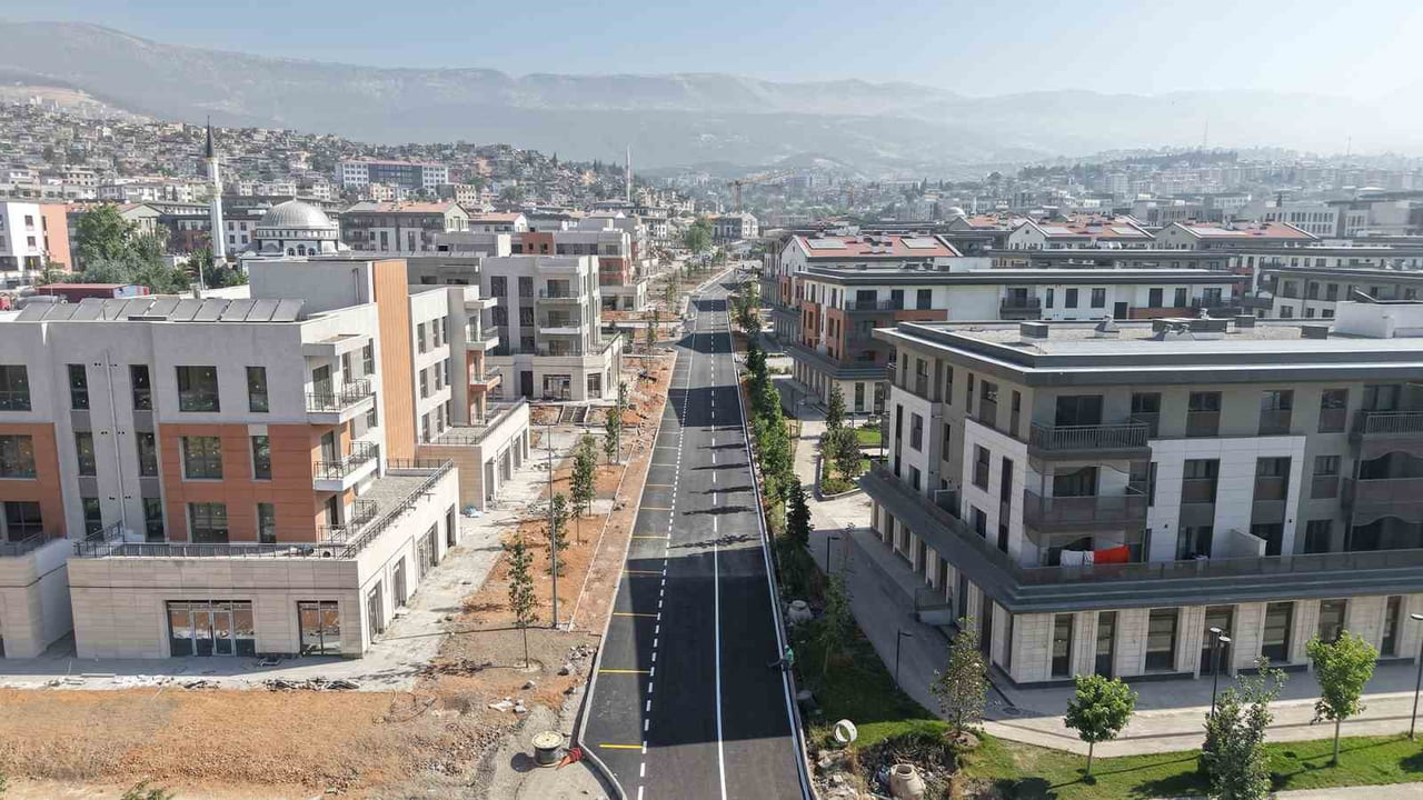 KAHRAMANMARAŞ'TA AZERBAYCAN MAHALLESİ’NİN ÜÇ ANA ARTERİNİ YAKLAŞIK 18 MİLYONLUK YATIRIMLA SICAK...
