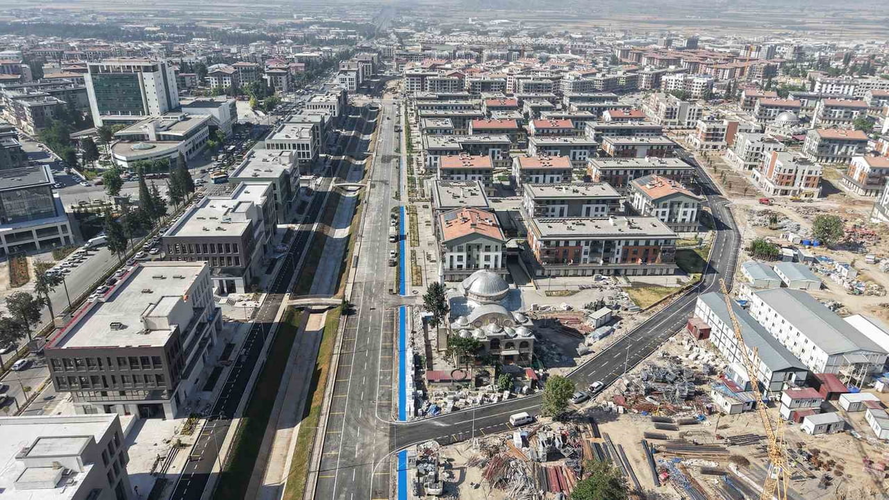 KAHRAMANMARAŞ'TA AZERBAYCAN MAHALLESİ’NİN ÜÇ ANA ARTERİNİ YAKLAŞIK 18 MİLYONLUK YATIRIMLA SICAK...