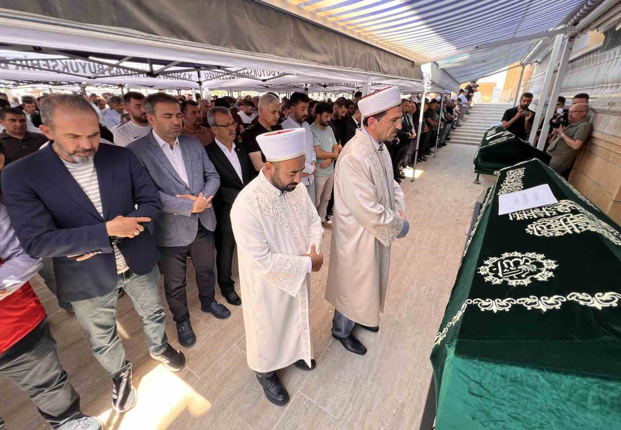 KAHRAMANMARAŞ'TA BİR EVDE ÇIKAN YANGINDA HAYATINI KAYBEDEN 3 ENGELLİ KARDEŞ, DUALARLA SON...