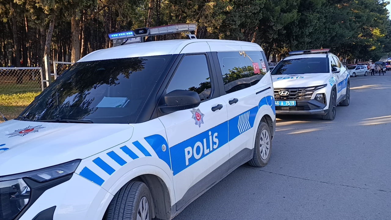 KAHRAMANMARAŞ'TA BİR PARKTA İKİ GRUP ARASINDA ÇIKAN KAVGA, POLİS EKİPLERİNİN MÜDAHALESİYLE SON...