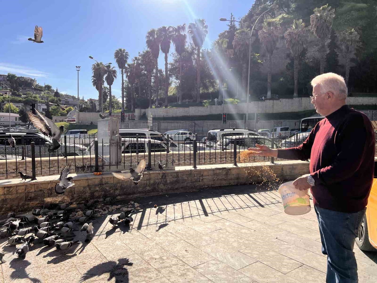 KAHRAMANMARAŞ'TA BİR TAKSİ DURAĞINDA GÖREV YAPAN TAKSİCİ ESNAFI ZAFER DUZMAN, 10 YILI AŞKIN...