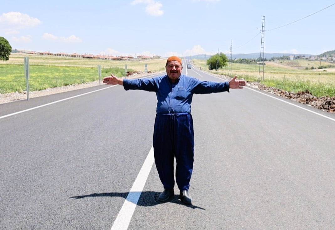 KAHRAMANMARAŞ'TA BİR VATANDAŞ, YENİLENEREK SICAK ASFALTLA BULUŞTURULAN MAHALLE YOLUNDA SEYİR...