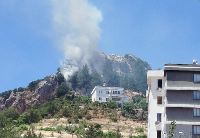 KAHRAMANMARAŞ'TA ÇIKAN ORMAN YANGINI EKİPLERİN MÜDAHALESİ İLE SÖNDÜRÜLDÜ