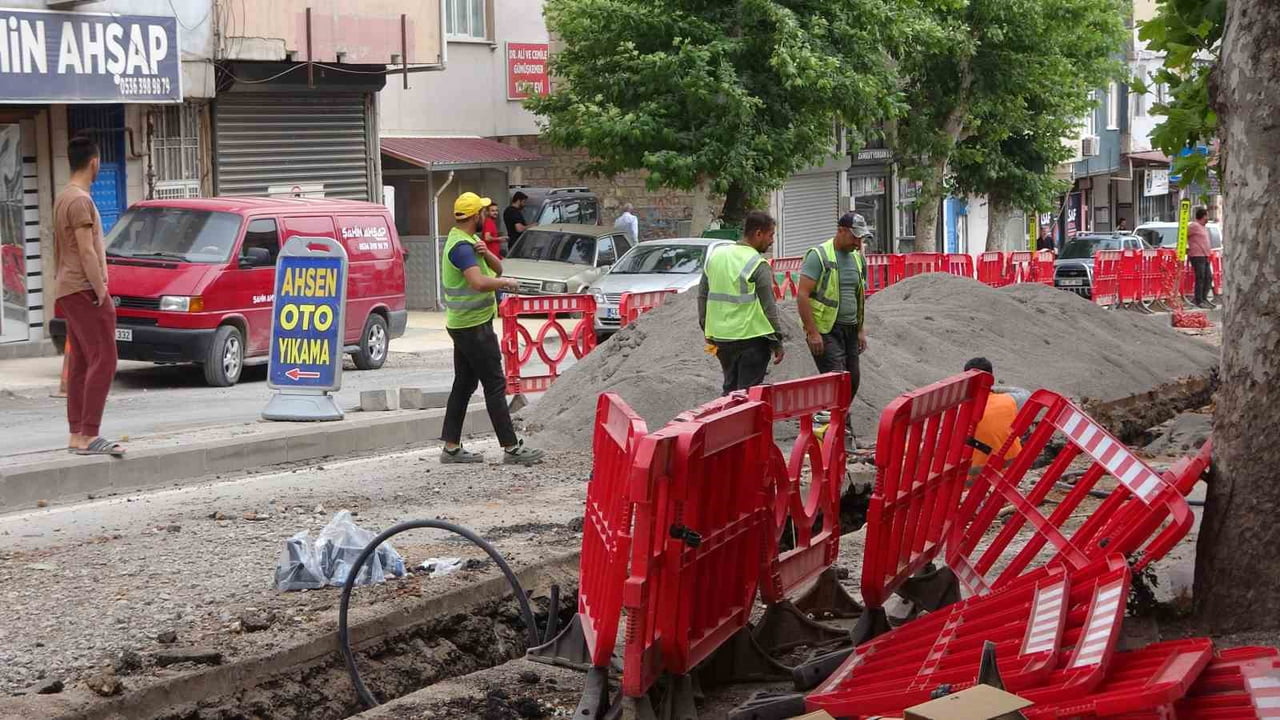 KAHRAMANMARAŞ'TA DOĞALGAZ HATTINDA ALTYAPI ÇALIŞMASI SIRASINDA MEYDANA GELEN PATLAMA PANİĞE NEDEN...