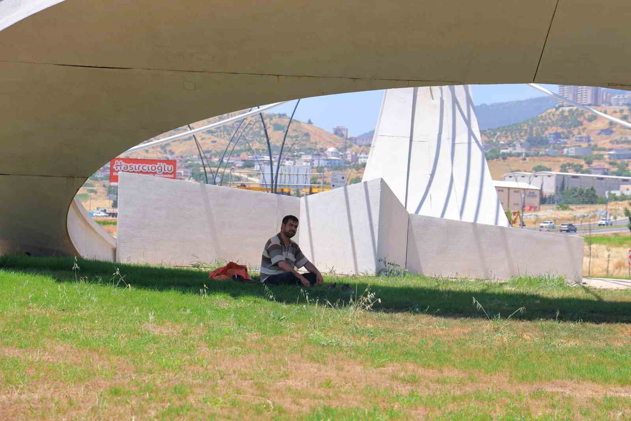 KAHRAMANMARAŞ'TA ETKİSİNİ ARTIRAN SICAK HAVADAN ETKİLENEN ATIK TOPLAYICI VATANDAŞ, SICAKLARDAN...