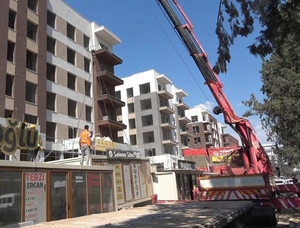 KAHRAMANMARAŞ'TA KONTEYNER KALDIRMA ÇALIŞMALARI KAHRAMANMARAŞ BÜYÜKŞEHİR BELEDİYESİ ZABITA DAİRE...