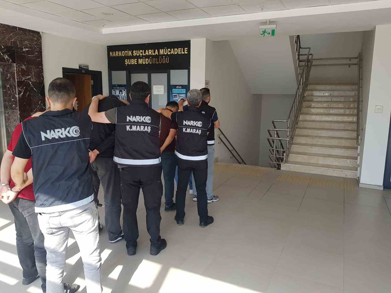 KAHRAMANMARAŞ'TA NARKOTİK EKİPLERİNCE DÜZENLENEN OPERASYONDA MOBİLYA İÇERİSİNE GİZLENMİŞ 195 BİN...