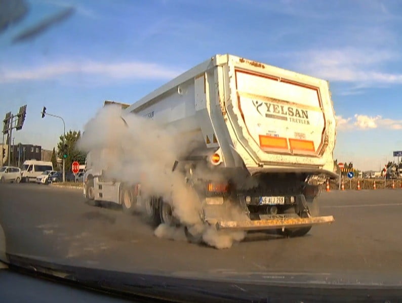 KAHRAMANMARAŞ'TA SEYİR HALİNDEKİ BİR KAMYONUN LASTİĞİNİN PATLAMASI ARAÇ KAMERASINCA...