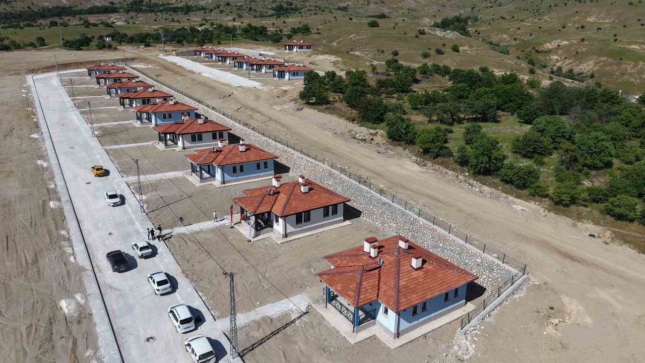 KAHRAMANMARAŞ DEPREMLERİNDEN ETKİLENEN ELAZIĞ'DA, KENTSEL ALANDA 14 BİN 894 KONUT HAK SAHİPLERİNE...