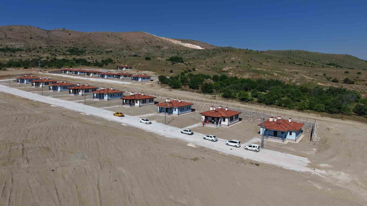 KAHRAMANMARAŞ DEPREMLERİNDEN ETKİLENEN ELAZIĞ'DA, KENTSEL ALANDA 14 BİN 894 KONUT HAK SAHİPLERİNE...