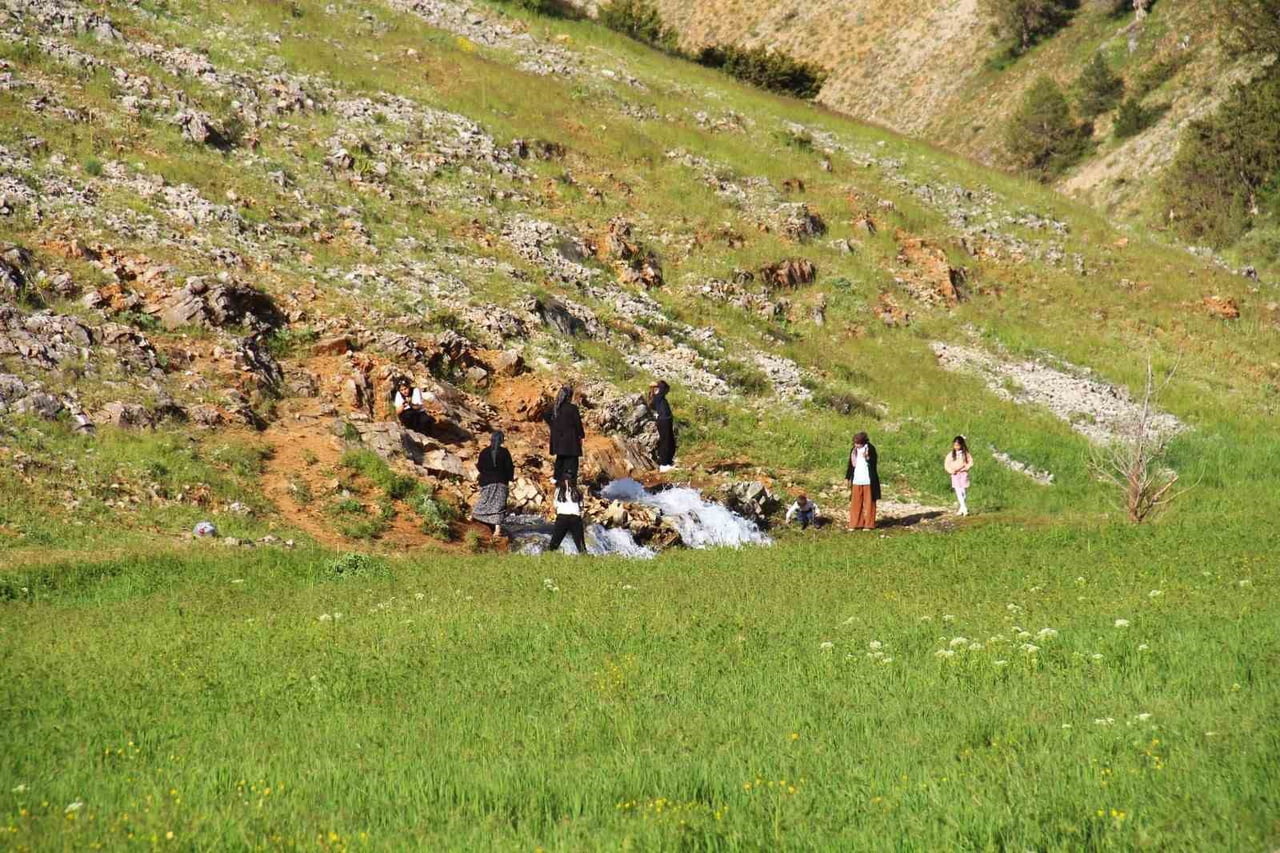 KAHRAMANMARAŞ’IN GÖKSUN İLÇESİNE BAĞLI MEHMETBEY MAHALLESİ’NDE KAYALARIN ARASINDAN FIŞKIRARAK...