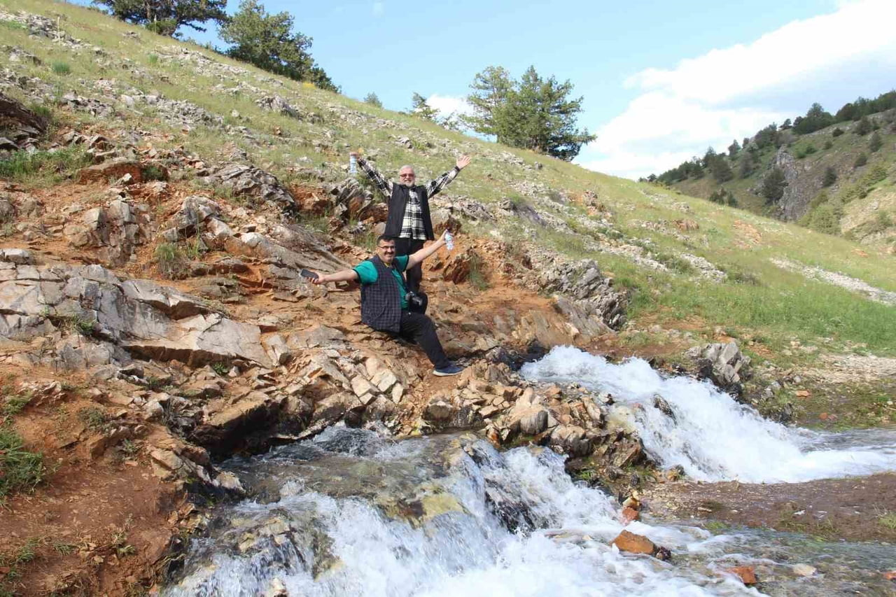 KAHRAMANMARAŞ’IN GÖKSUN İLÇESİNE BAĞLI MEHMETBEY MAHALLESİ’NDE KAYALARIN ARASINDAN FIŞKIRARAK...