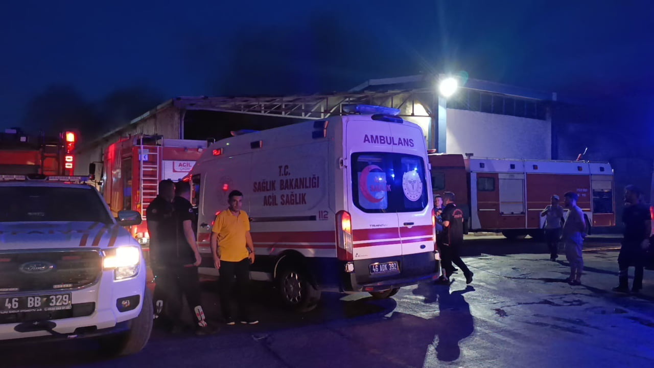 KAHRAMANMARAŞ’TA BİR TEKSTİL FABRİKASINDA YANGIN ÇIKTI. DUMANDAN 2 KİŞİ ETKİLENİRKEN EKİPLERİN...