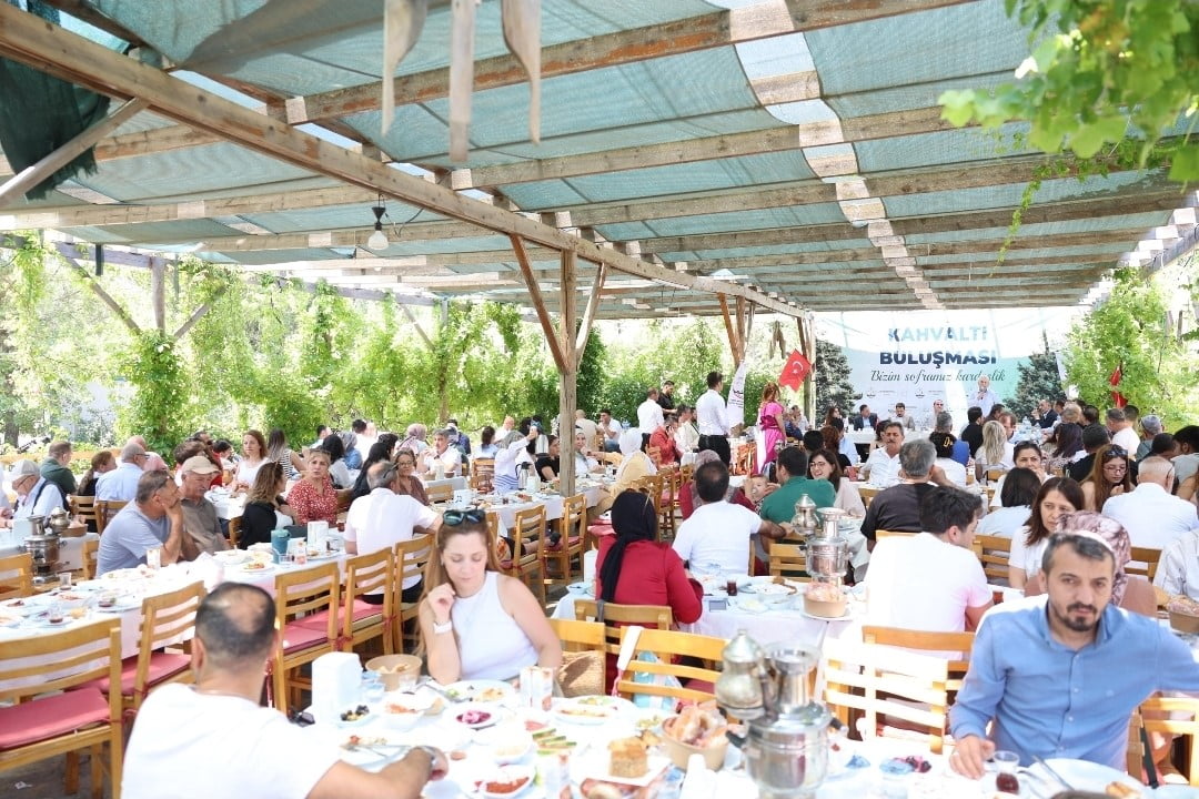 KAHRAMANMARAŞLILAR BORNOVA'DA KAHVALTI PROGRAMINDA BULUŞTU