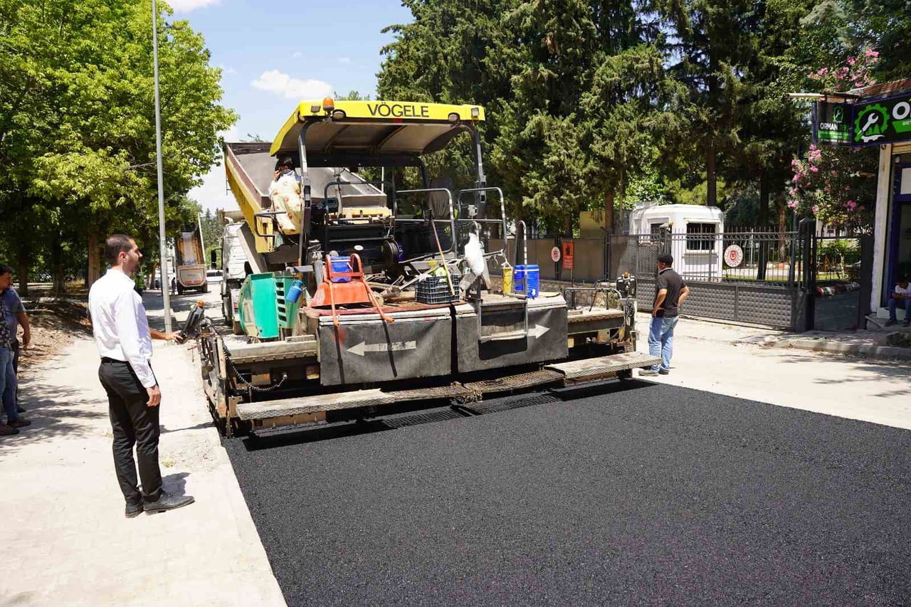 KAHTA'DA YOL VE ASFALT SEFERBERLİĞİ SÜRÜYOR