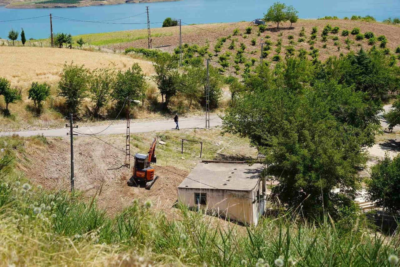 KAHTA BELEDİYESİ’NDEN EBU SADIK TÜRBESİ’NDE KAPSAMLI PEYZAJ ÇALIŞMASI