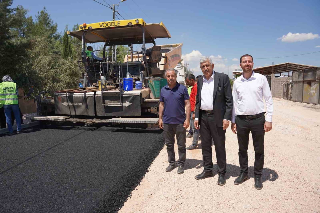 KAHTA BELEDİYESİ YILIN İLK ASFALT SERİMİNİ GERÇEKLEŞTİRDİ