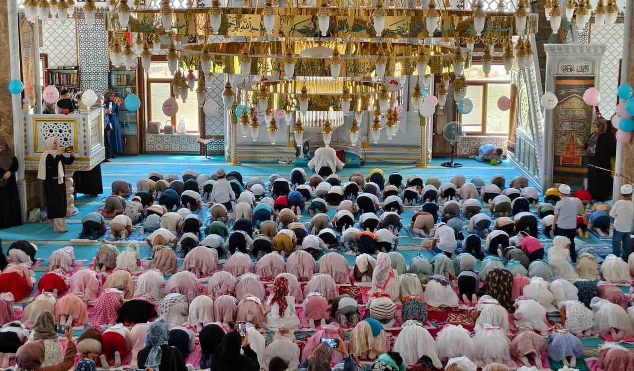 KAHTA’DA MİNİKLER İLK SECCADELERİYLE NAMAZA DURDU
