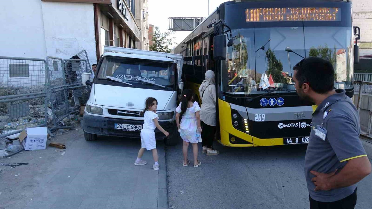 KALDIRIMA PARK EDİLEN KAMYONET TRAFİĞİ KİLİTLEDİ, OTOBÜSE ESNAFIN MÜDAHALESİ YOL AÇTI