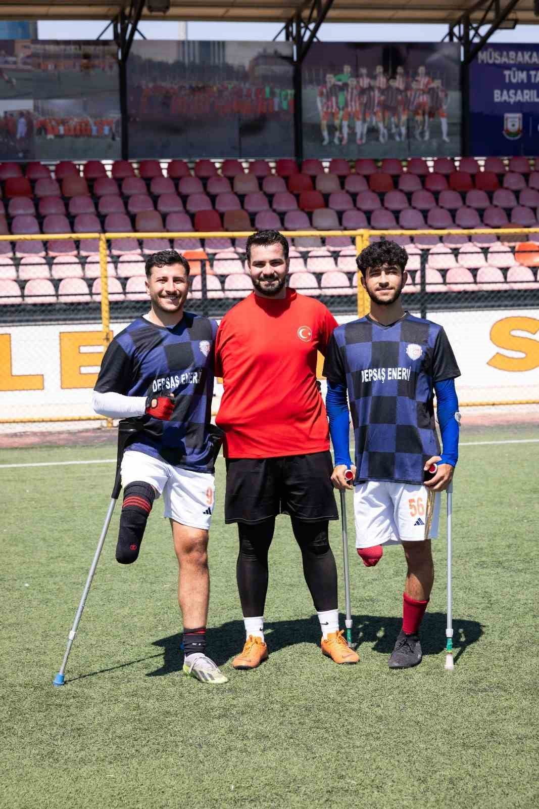 KALECİ FATİH ÖZTÜRK(ORTADA) VE TÜRKİYE AMPUTE MİLLİ TAKIMI OYUNCULARI
