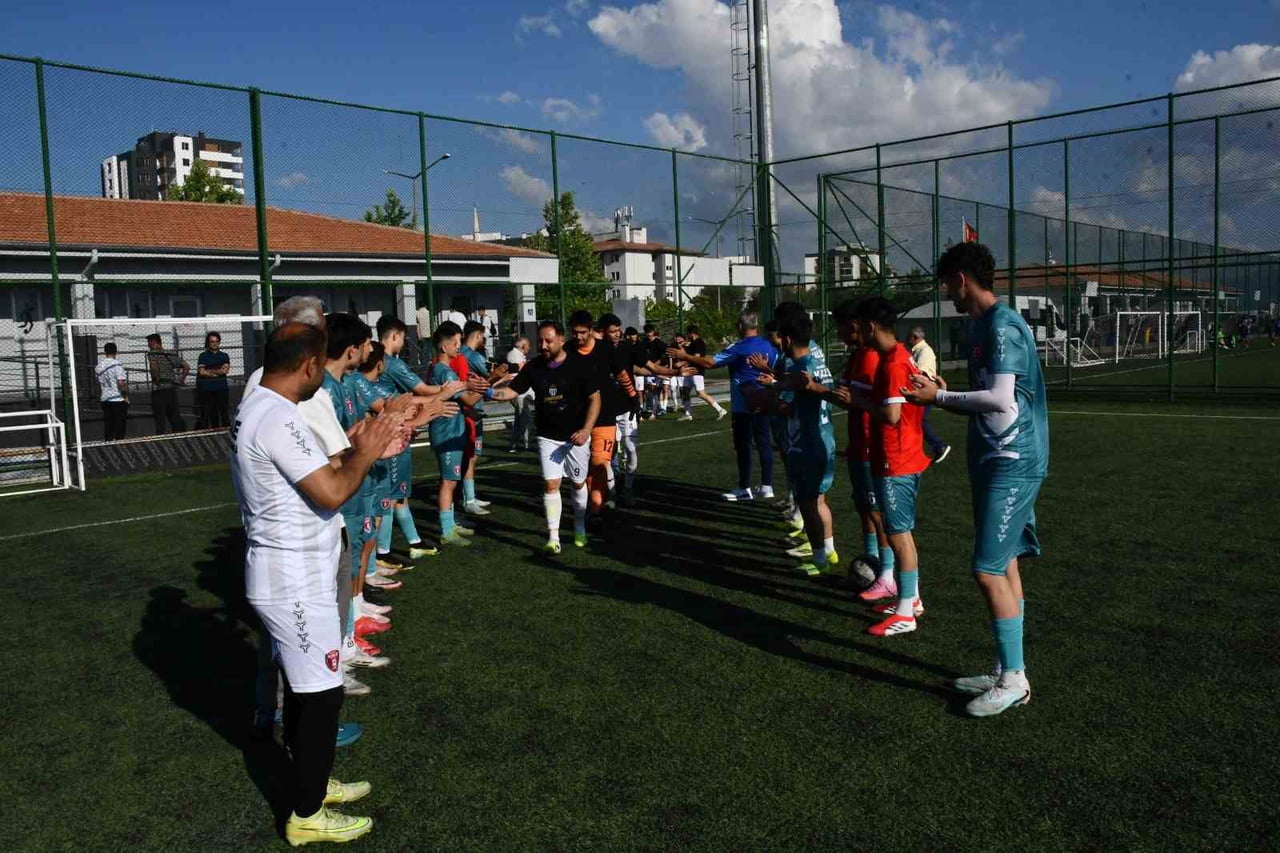 KALESPOR ŞAMPİYON OLAN CIRGALANSPOR’U MAÇ ÖNCESİ ALKIŞLADI.