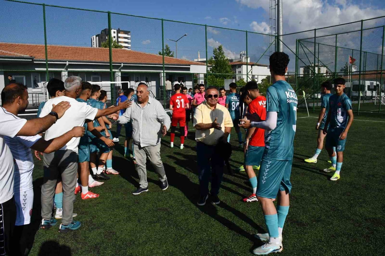 KALESPOR ŞAMPİYON OLAN CIRGALANSPOR’U MAÇ ÖNCESİ ALKIŞLADI.