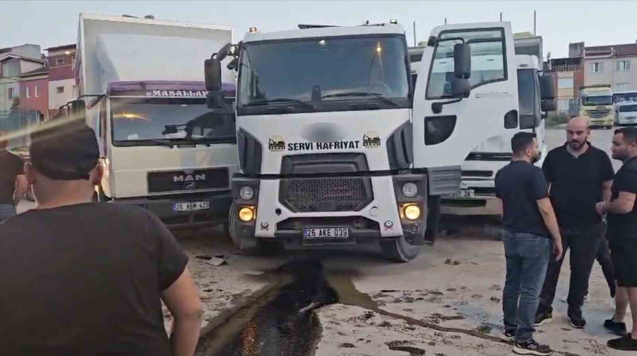 KAMYON, TESADÜFEN YOL ÜZERİNDE YAN ŞEKİLDE PARK EDİLMİŞ DİĞER İKİ KAMYONA ÇARPARAK 500'DEN FAZLA...