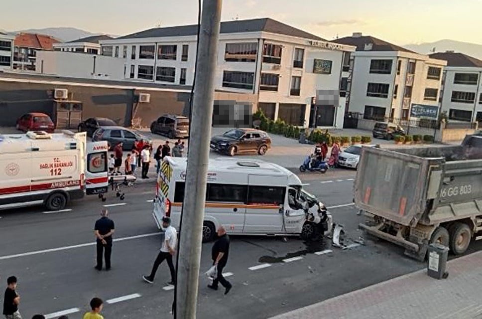KAMYONA ARKADAN ÇARPAN SERVİS SÜRÜCÜSÜ AĞIR YARALANDI
