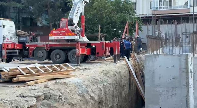 KAMYONDAN DÖKÜLEN HAFRİYATIN ALTINDA KALAN 2 İŞÇİ YARALANDI