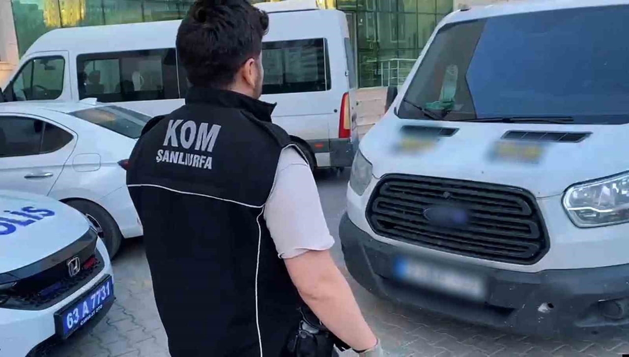 KAMYONETTEKİ ARAÇ LASTİKLERİNDEN 20 BİN PAKET KAÇAK SİGARA ÇIKTI
