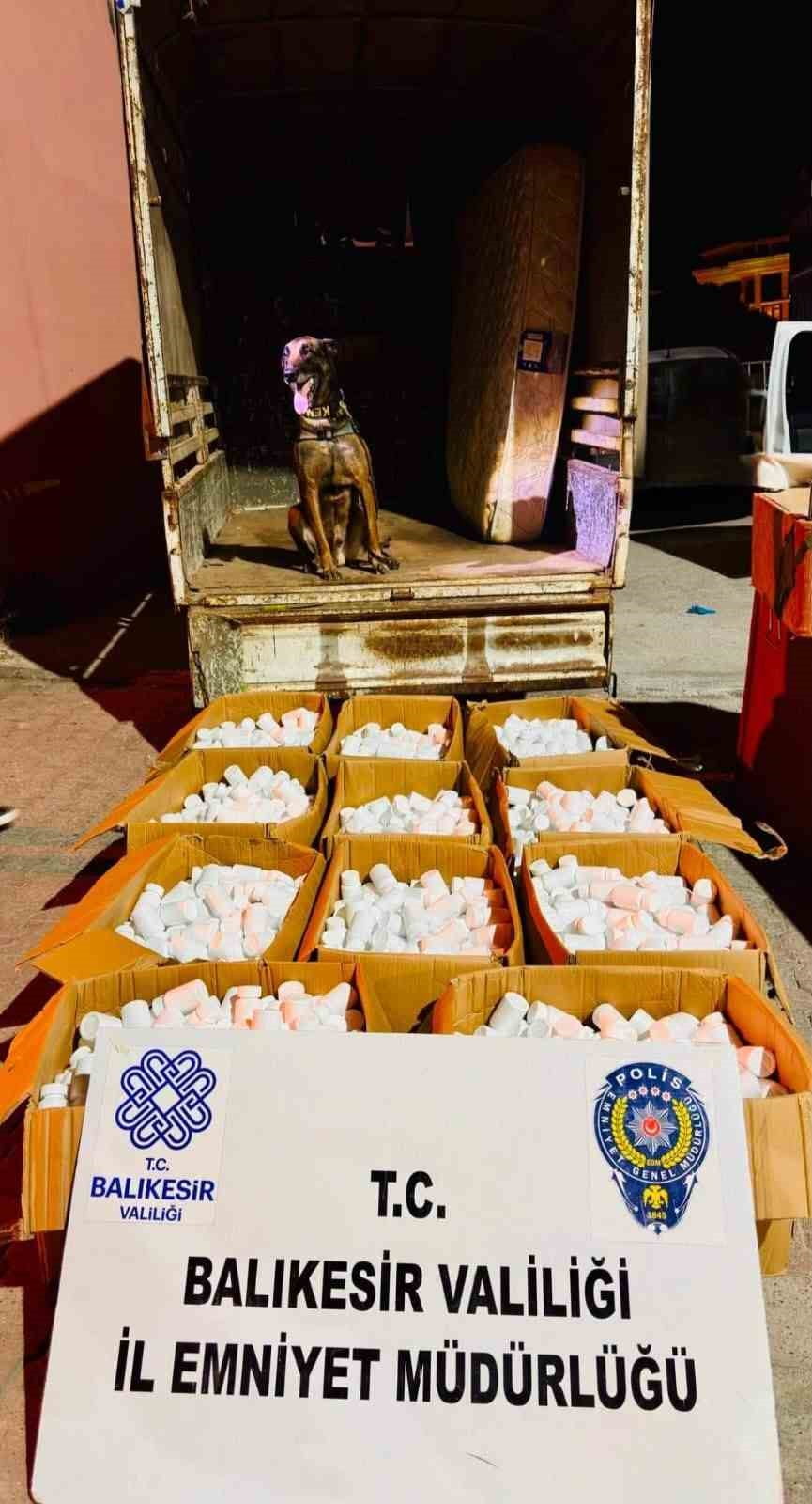 KAMYONETTEKİ EV EŞYASI TAŞIMASI NARKOTİĞE TAKILDI, 144 BİN 900 ADET SENTETİK HAP ELE...