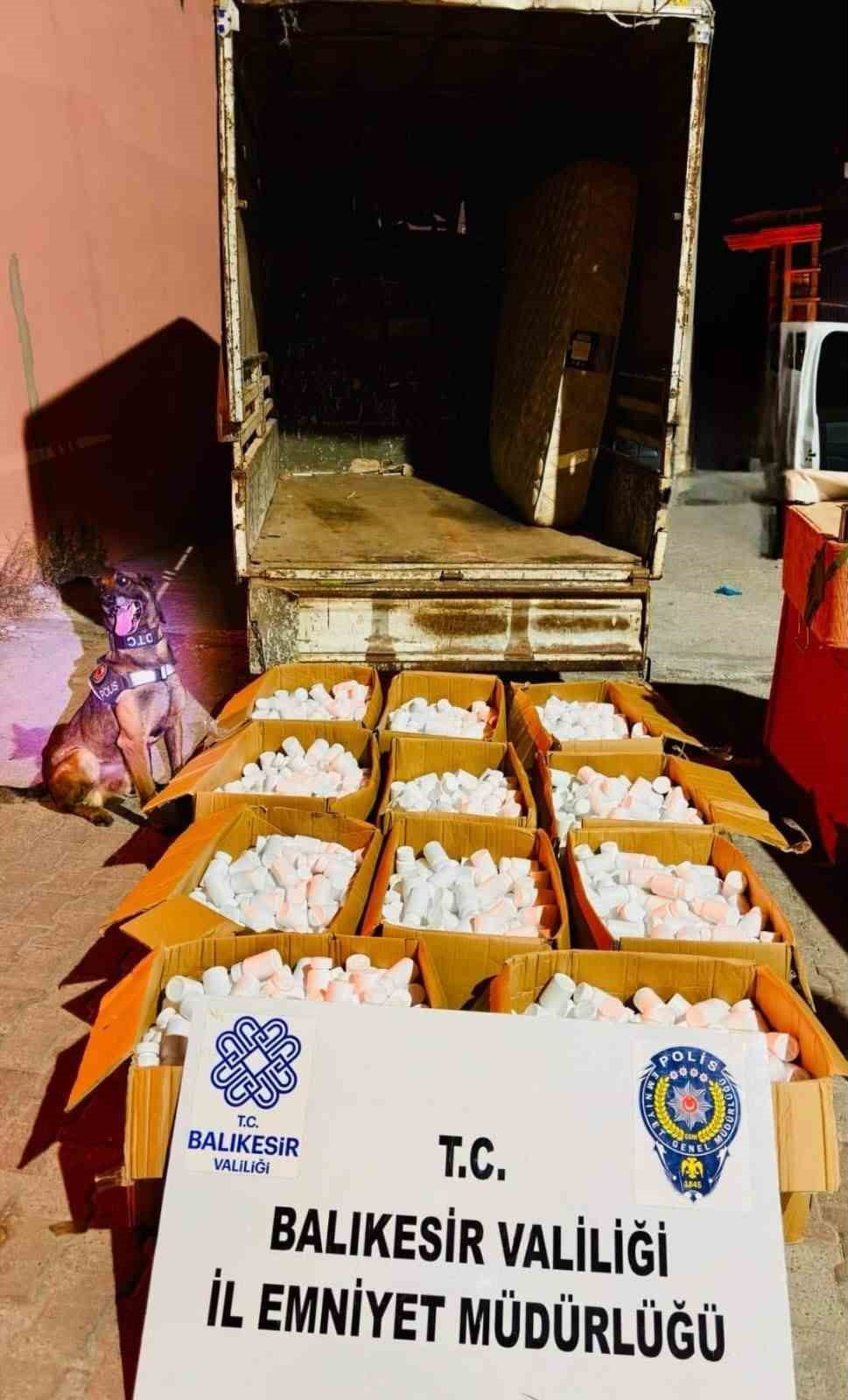 KAMYONETTEKİ EV EŞYASI TAŞIMASI NARKOTİĞE TAKILDI, 144 BİN 900 ADET SENTETİK HAP ELE...