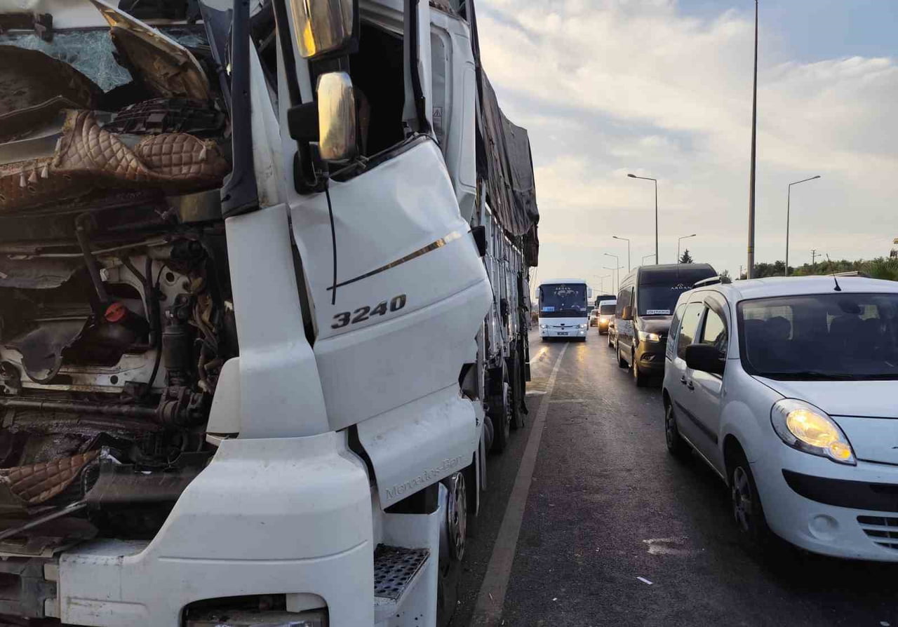 KAMYONUN KIRMIZI IŞIKTA BEKLEYEN TIRA ARKADAN ÇARPMASI SONUCU ARAÇ İÇERİSİNDE SIKIŞAN KAMYON...