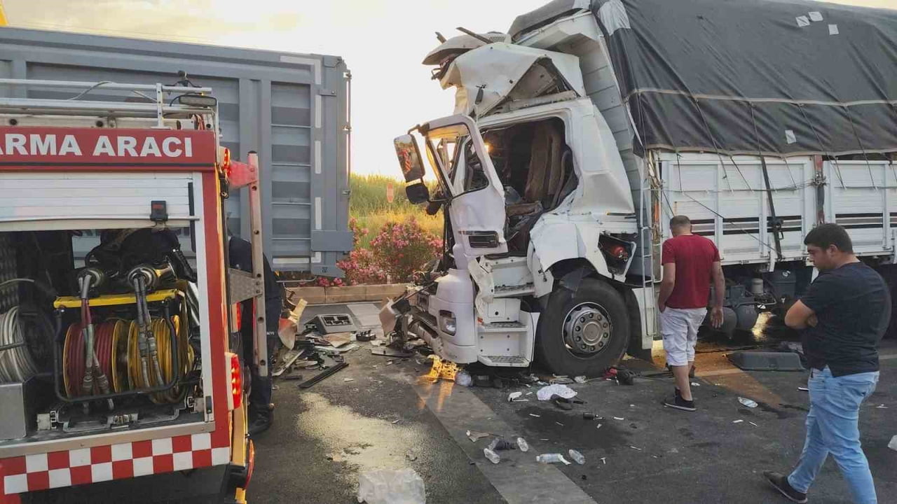 KAMYONUN KIRMIZI IŞIKTA BEKLEYEN TIRA ARKADAN ÇARPMASI SONUCU ARAÇ İÇERİSİNDE SIKIŞAN KAMYON...