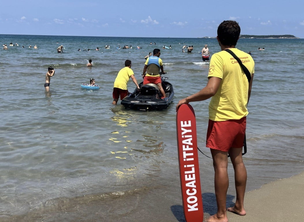 KANDIRA’DA OLUMSUZ HAVA VE DENİZ ŞARTLARI NEDENİYLE TÜM PLAJLARDA DENİZE GİRMEK YASAKLANDI. ...
