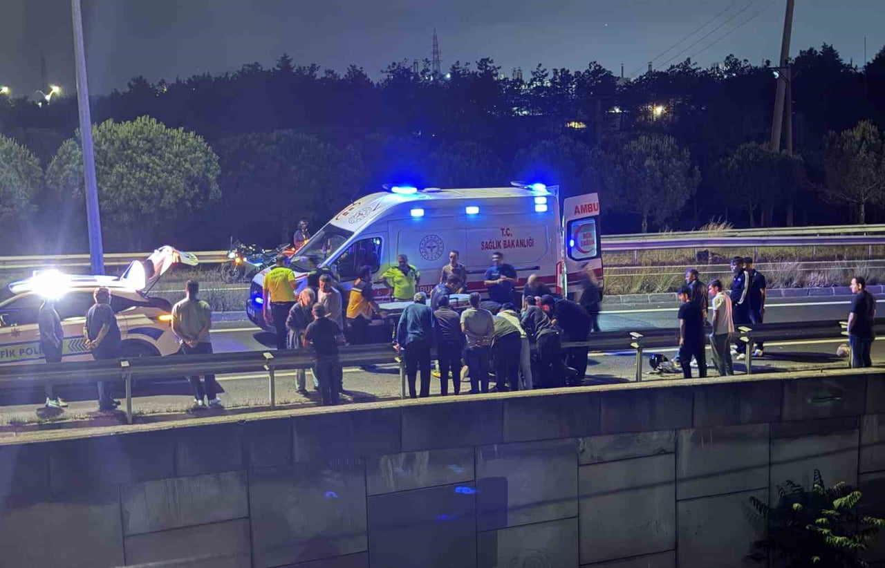 KAPAKLI İLÇESİNDE OTOMOBİL İLE MOTOSİKLETİN ÇARPIŞMASI SONUCU MEYDANA GELEN TRAFİK KAZASINDA...