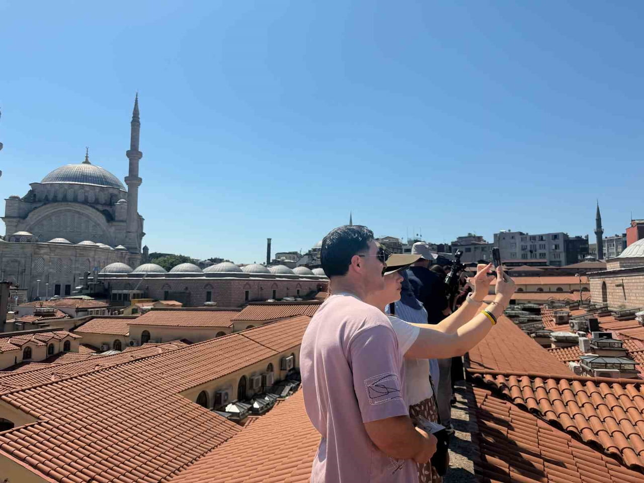 KAPALIÇARŞI’NIN ÇATISINA ÇIKAN VATANDAŞLAR ADETA FOTOĞRAF ÇEKME YARIŞINA GİRDİ