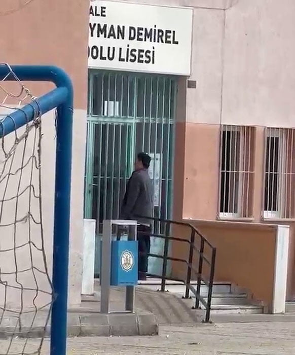 KAPILARIN KAPANMASI NEDENİYLE SINAVA ALINMAYAN ADAY, BU KEZ BAHÇE DUVARINDAN ATLAYARAK OKULDAN...