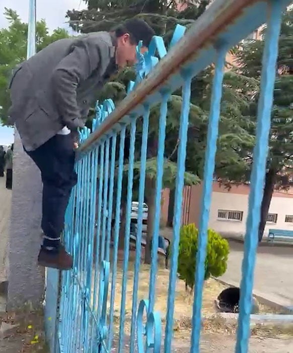 KAPILARIN KAPANMASI NEDENİYLE SINAVA ALINMAYAN ADAY, BU KEZ BAHÇE DUVARINDAN ATLAYARAK OKULDAN...