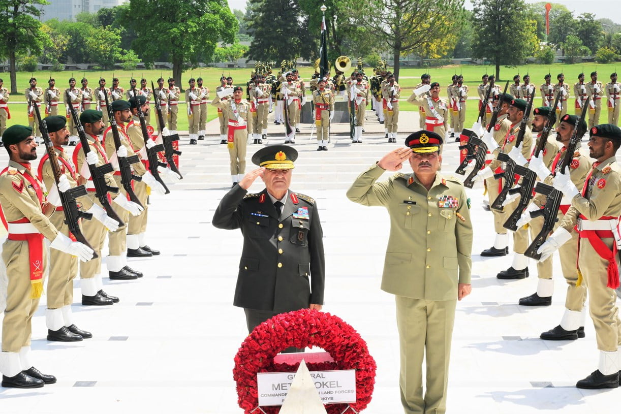 KARA KUVVETLERİ KOMUTANI ORGENERAL METİN TOKEL, PAKİSTAN GENELKURMAY BAŞKANI GENERAL ASIM MÜNİR’İN...