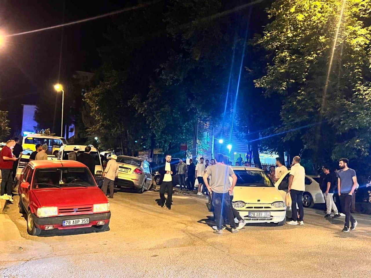 KARABÜK'TE 5 ARACIN KARIŞTIĞI VE 2 KİŞİNİN YARALANDIĞI ZİNCİRLEME TRAFİK KAZASININ GÜVENLİK...