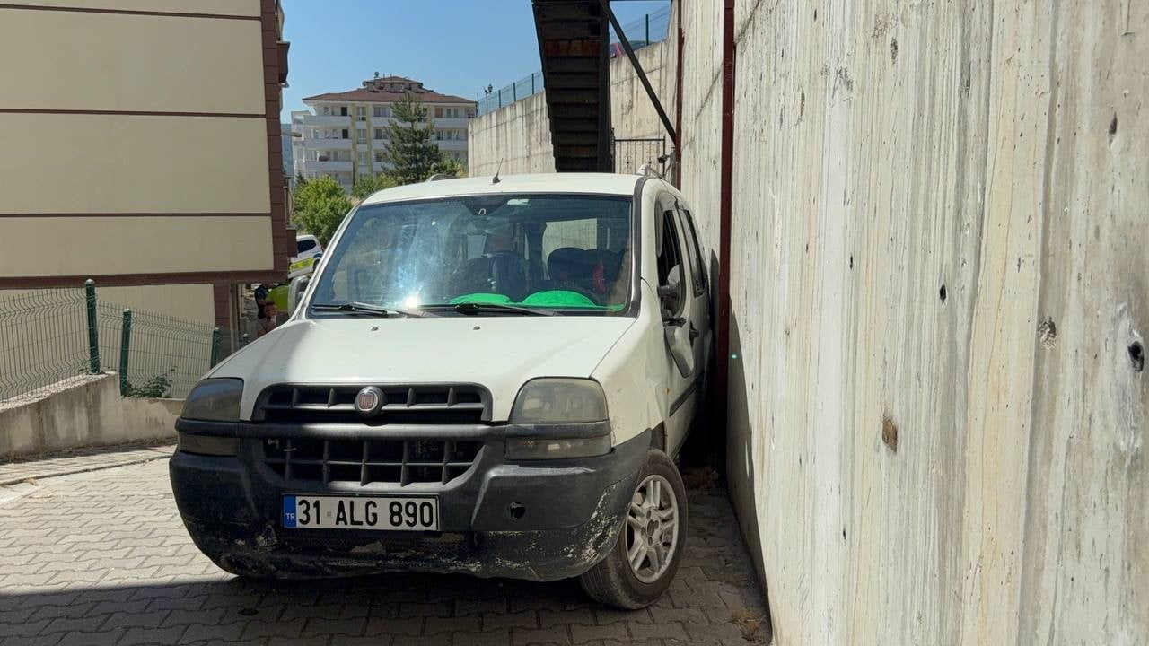 KARABÜK'TE AKÜSÜ BİTEN HAFİF TİCARİ ARACI İTMEYE ÇALIŞIRKEN ARAÇ İLE DUVAR ARASINDA SIKIŞAN KİŞİ...